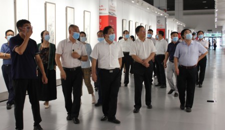 山東省人大常委會(huì )副主任、黨組副書(shū)記孫立成一行到中晨藝術(shù)小鎮調研
