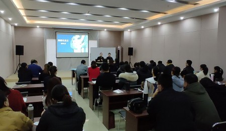 中晨圣維集團舉辦窗口部門(mén)員工禮儀培訓班